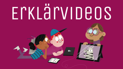 Drei Kinder mit digitalen Geräten sehen ein Erklärvideo an.
